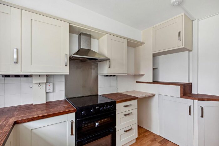 2 Bedroom Flat To Rent In Avenue Road, London, N14