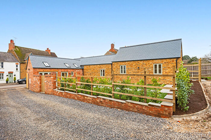 3 Bedroom Barn Conversion For Sale In High Street, Bodicote, OX15
