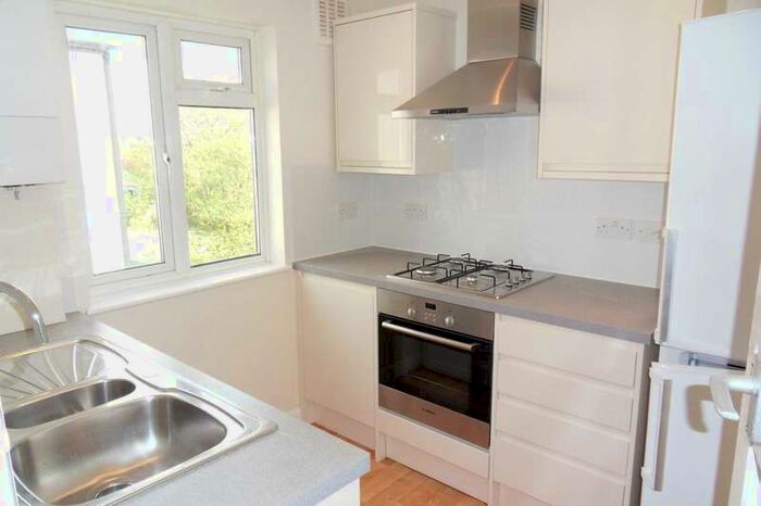 2 Bedroom Flat To Rent In Stonecot Hill, Sutton, SM3