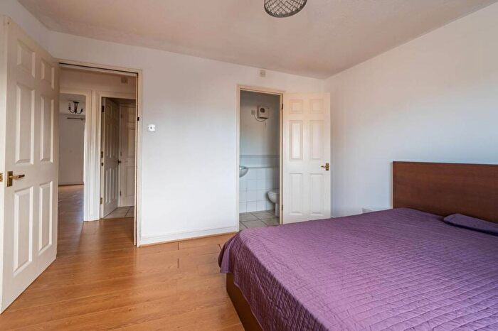 2 Bedroom Flat To Rent In Langbourne Place, Canary Wharf, London, E14