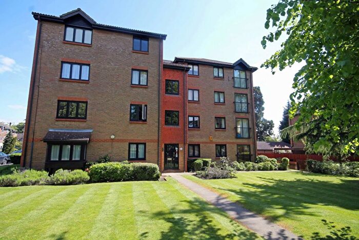 2 Bedroom Flat To Rent In Adams Close, Berrylands, Surbiton, KT5