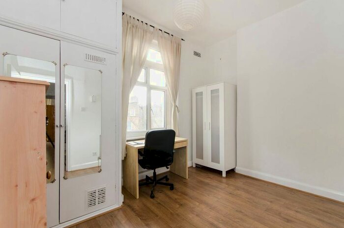 2 Bedroom Flat To Rent In Old Brompton Road, Earls Court, London, SW5