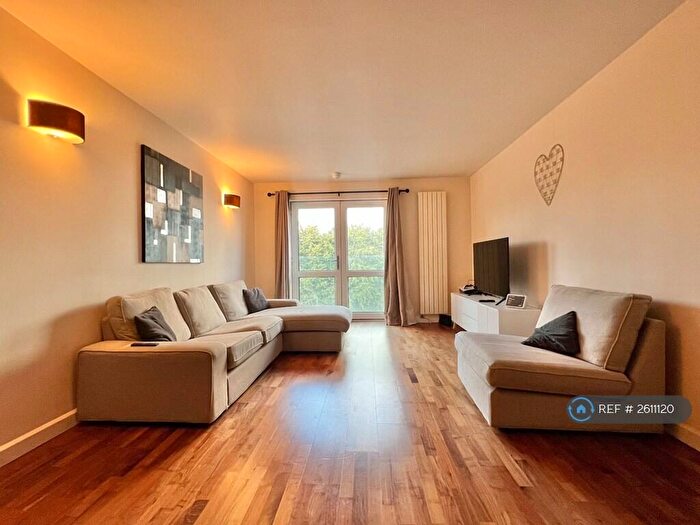 2 Bedroom Flat To Rent In Cedar Court, Prestwich, Manchester, M25