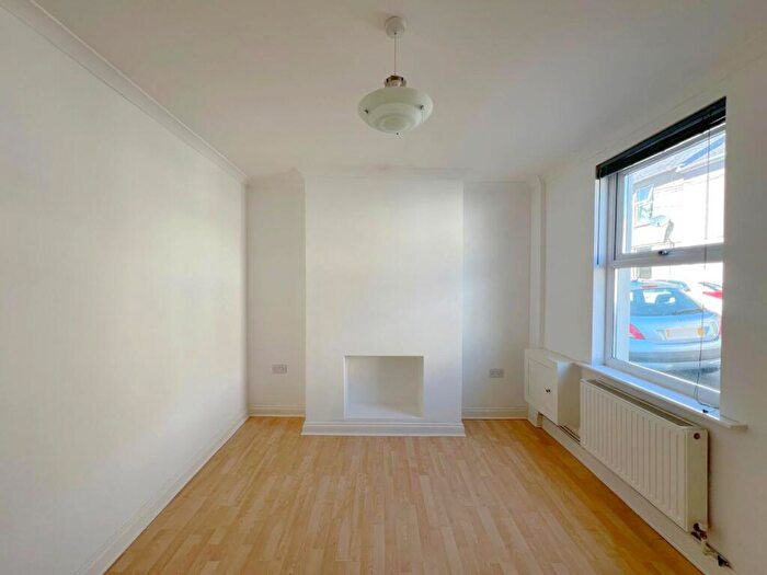 2 Bedroom House To Rent In Old Town, SN1