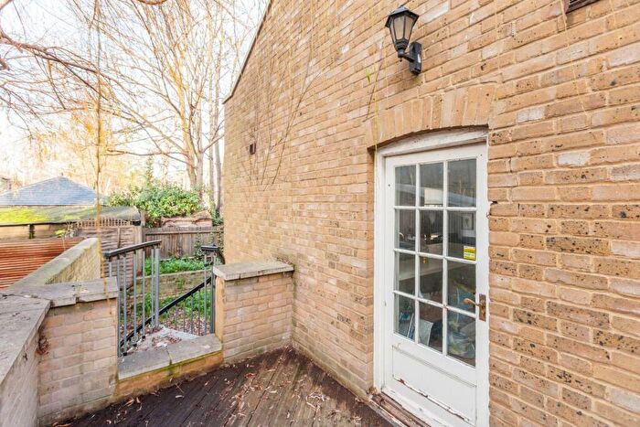 3 Bedroom Flat To Rent In Tredegar Square, Bow, London, E3