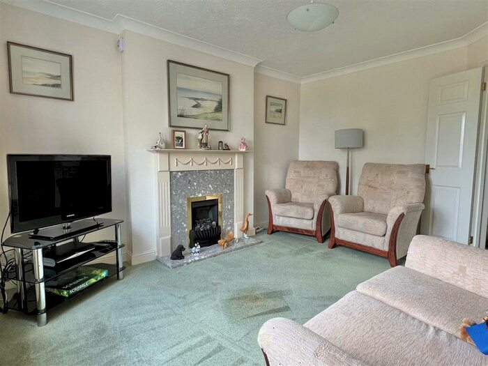 4 Bedroom Detached House For Sale In Newbery Close, Axminster, EX13