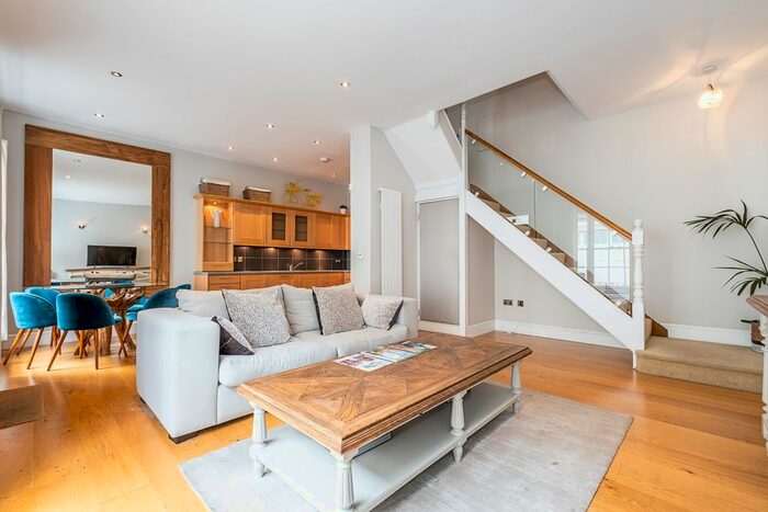 3 Bedroom Mews To Rent In Eaton Mews North, London, SW1X