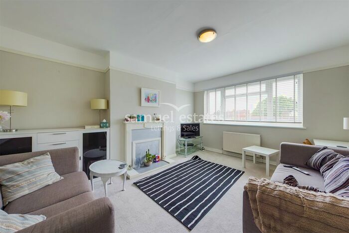 2 Bedroom Flat To Rent In Park Court, Balham, SW12