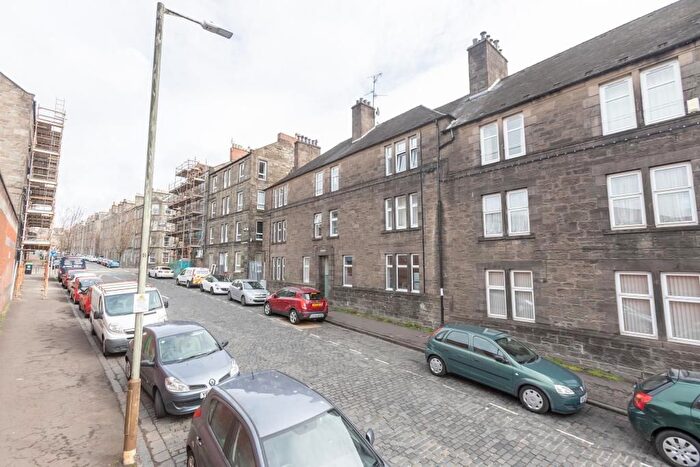 3 Bedroom Flat To Rent In Morgan Place, Stobswell, Dundee, DD4