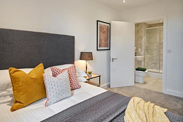 3 Bedroom Flat To Rent In Oxbow, Stephenson House, M5