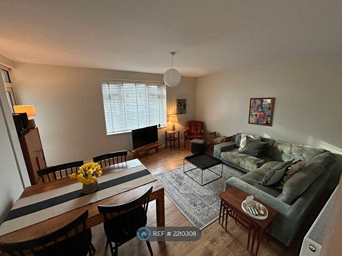 3 Bedroom Flat To Rent In Eglington Court, London, SE15