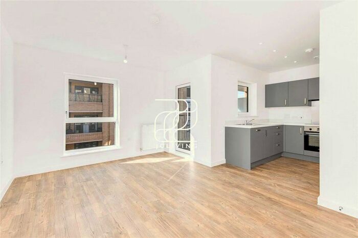 2 Bedroom Flat To Rent In Hackbridge, Wallington, London, SM6
