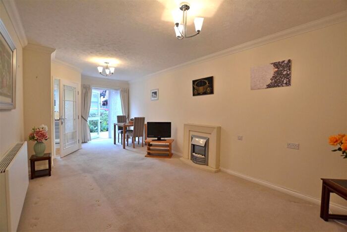 1 Bedroom Flat For Sale In Russell Lodge, Fleet, GU51