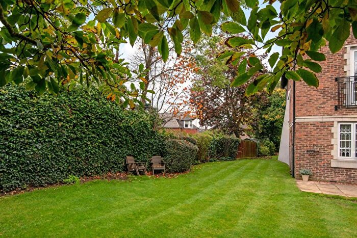 2 Bedroom Apartment For Sale In Voysey Close, Finchley, N3
