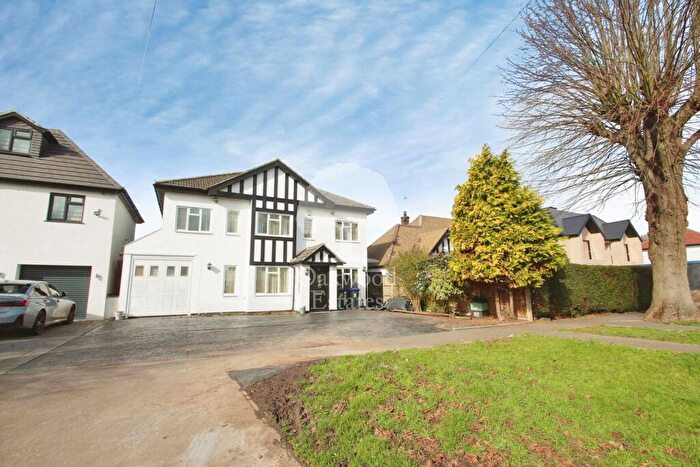 5 Bedroom Detached House To Rent In Wellesley Avenue, Iver, SL0