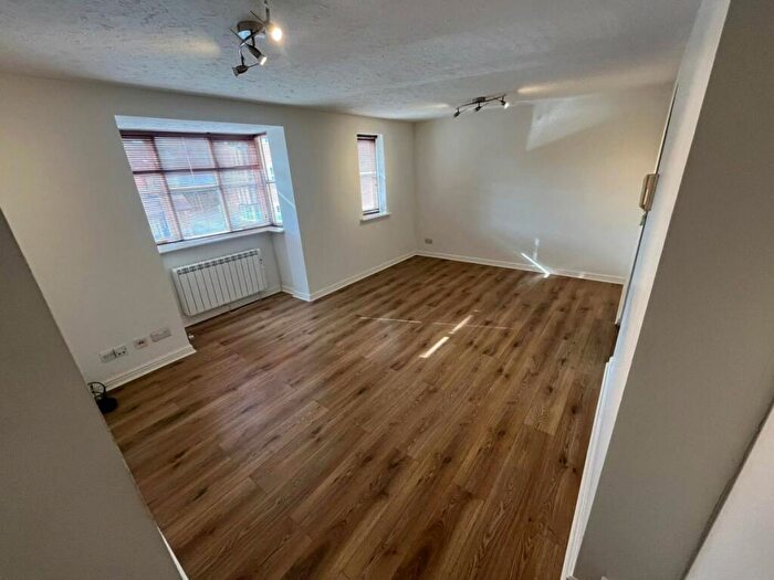 2 Bedroom Flat To Rent In Lee Close, Barnet, EN5