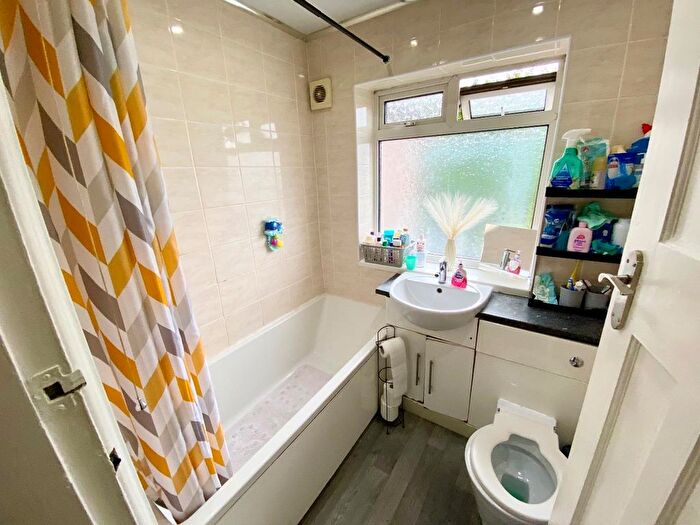 2 Bedroom Semi-Detached House For Sale In Newsome Road, Newsome, Huddersfield, HD4