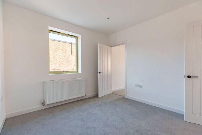 2 Bedroom Property For Sale In North Circular Road, Palmers Green, N13