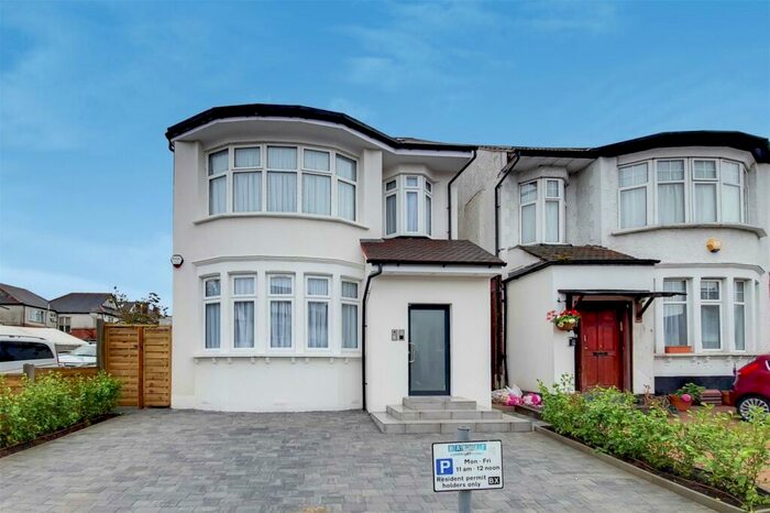 1 Bedroom Apartment To Rent In The Drive, Golders Green, London, NW11