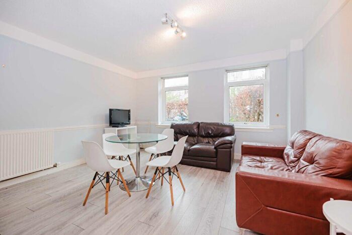 3 Bedroom Flat To Rent In L West Pilton Rise, Edinburgh, EH4