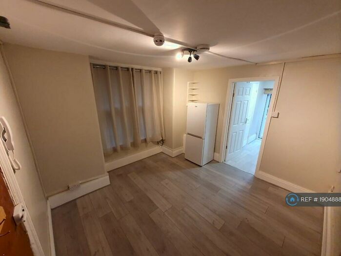 Studio To Rent In Wightman Road, London, N4