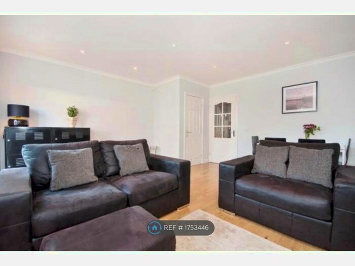 3 Bedroom Semi-Detached House To Rent In Heathfields Close, Ashtead, KT21