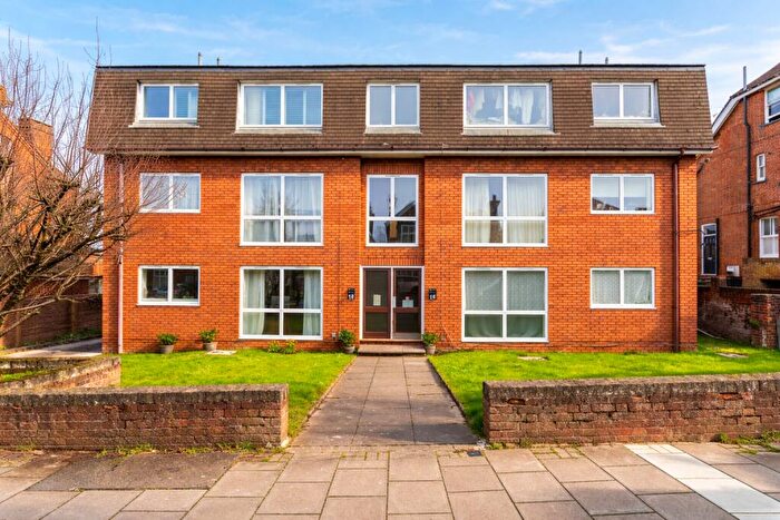 2 Bedroom Apartment For Sale In Carlisle Avenue, St. Albans, Hertfordshire, AL3