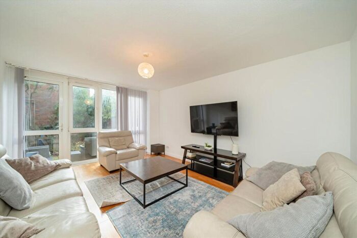 3 Bedroom Flat For Sale In Partington Close, Upper Holloway, N19
