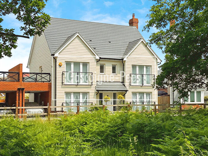 4 Bedroom House To Rent In Mytchett, Camberley, GU16