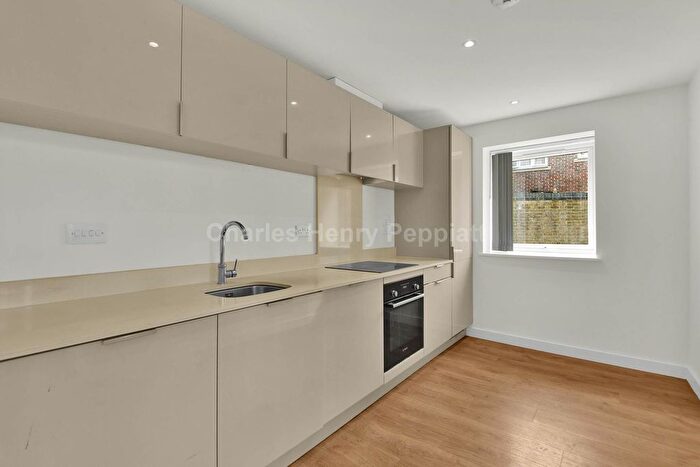 3 Bedroom Flat To Rent In Windmill Avenue, Southall, UB2