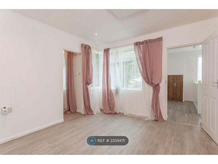 2 Bedroom Maisonette To Rent In Grantham Gardens, Romford, RM6