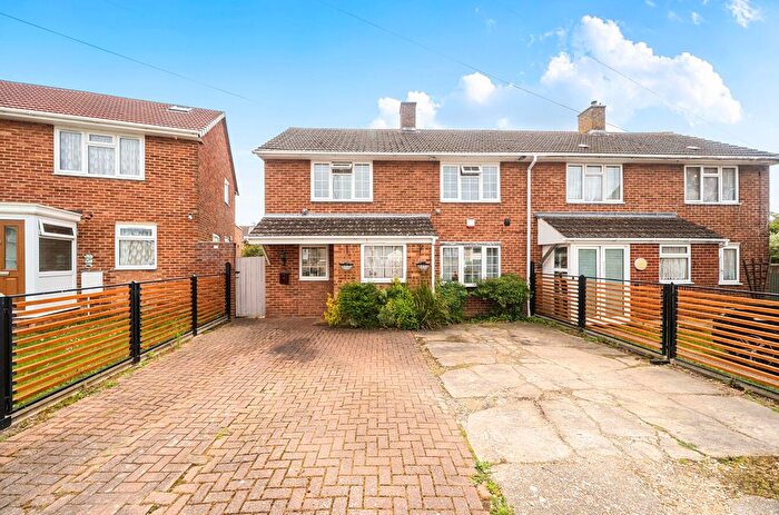 3 Bedroom Semi-detached House For Sale In Kingsclere Avenue, Weston, Southampton, Hampshire, SO19
