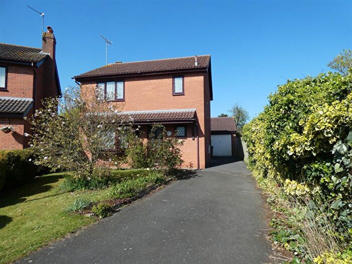 3 Bedroom Detached House For Sale In Ivy Grove, Burton-On-Trent, DE13