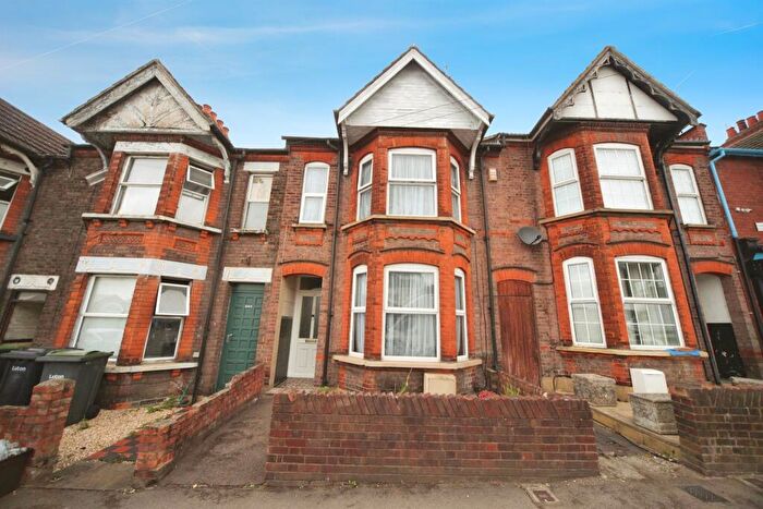 3 Bedroom Terraced House For Sale In High Town Road, Luton, LU2