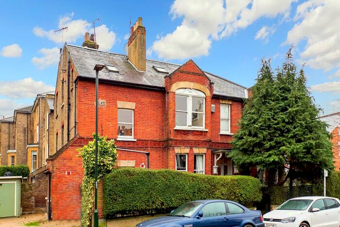 2 Bedroom Flat To Rent In Onslow Road, Richmond, Uk, TW10