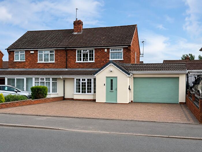 3 Bedroom Semi-Detached House For Sale In Brierley Hill Road, Stourbridge, DY8