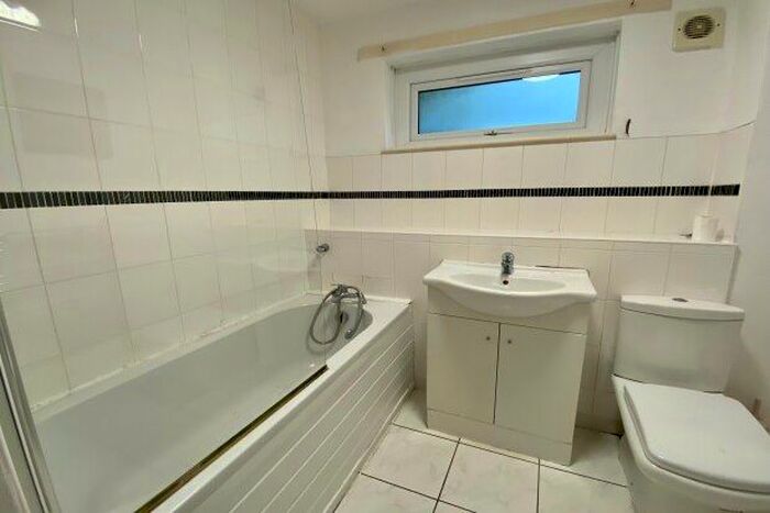 1 Bedroom Flat To Rent In Fallowfield, Manchester, M14
