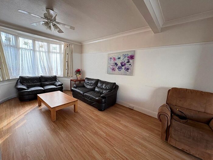 4 Bedroom Terraced House To Rent In Spacious - Bedroom House For Rent, IG11