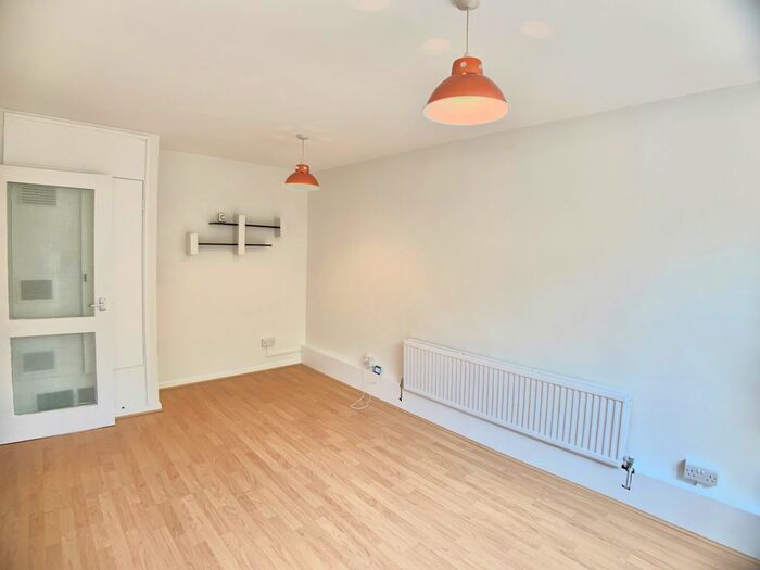 1 Bedroom Flat To Rent In New Orleans Walk, London, N19