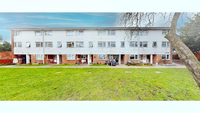 2 Bedroom Maisonette For Sale In Kingston Court, Bedford, Bedfordshire, MK42