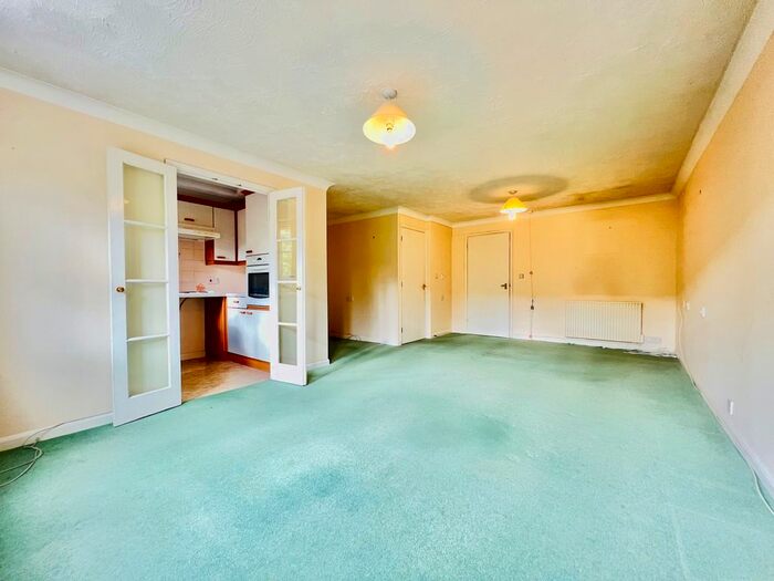 1 Bedroom Flat To Rent In Chaldon Road, Caterham, CR3