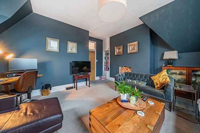 2 Bedroom Flat To Rent In Cross Lanes, Guildford, GU1