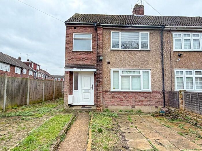 Studio To Rent In Brookfield Lane East, Waltham Cross, Hertfordshire, EN8