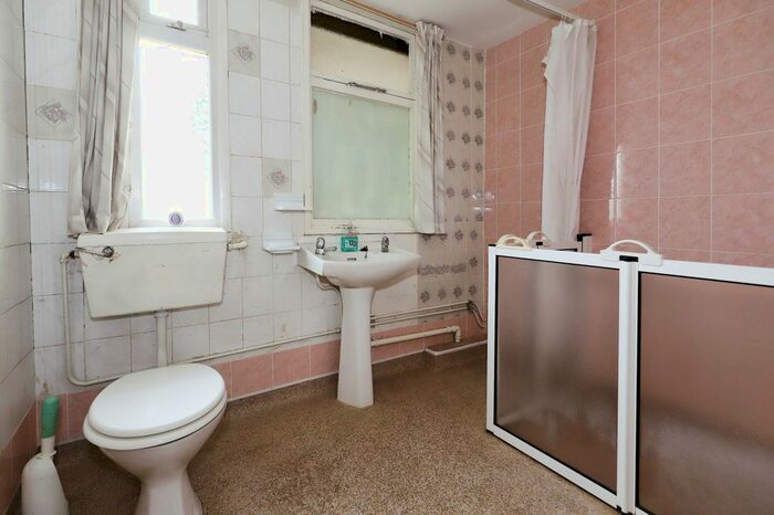 2 Bedroom Bungalow For Sale In Wood Lane, Wolverhampton, West Midlands, WV10