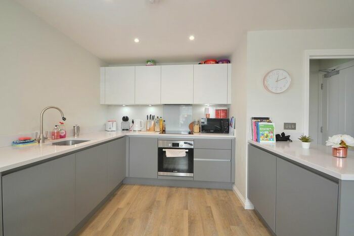 1 Bedroom Flat To Rent In Oatlands Drive, Weybridge, KT13