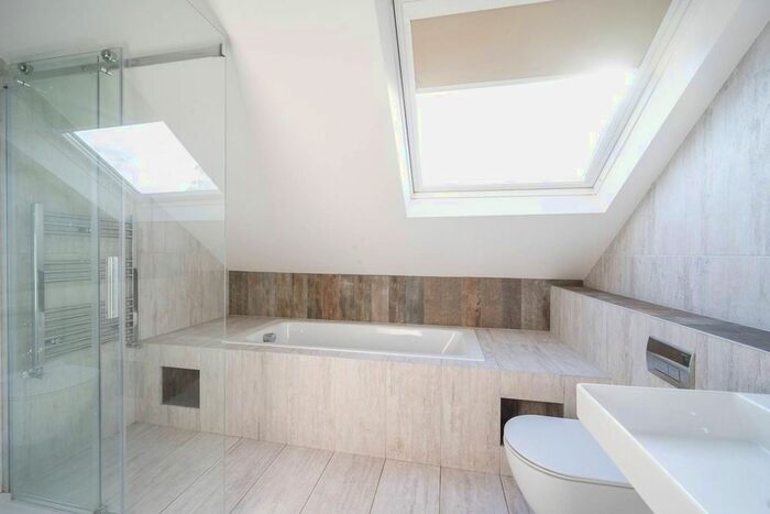 2 Bedroom Flat To Rent In Roehampton Vale, Putney, London, SW15