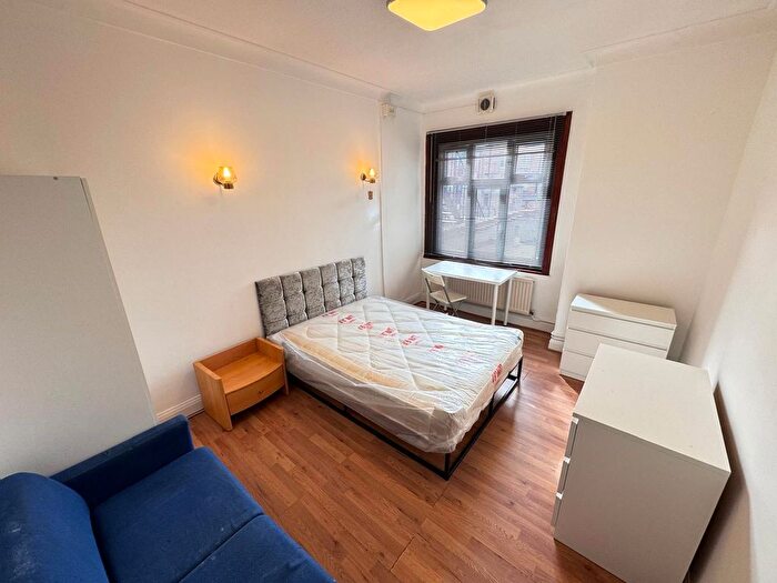 2 Bedroom Flat To Rent In A Watford Way, London, NW4