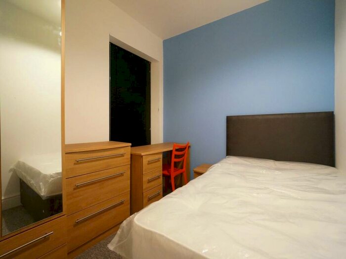 4 Bedroom House To Rent In Lower Penrallt, Bangor, Gwynedd, LL57