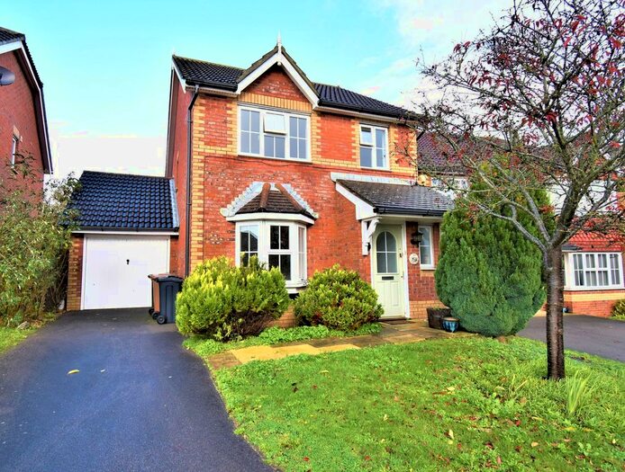 3 Bedroom Detached House To Rent In Harry Pay Close, Kennington, TN24