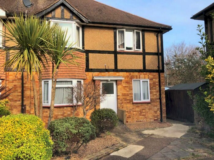 2 Bedroom Maisonette To Rent In West Close, Cockfosters, EN4